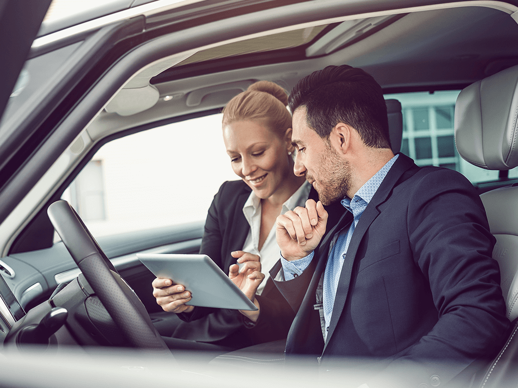 Mann nimmt an einer Fahrstudie teil, Bewertung, Besprechung mit Interviewerin