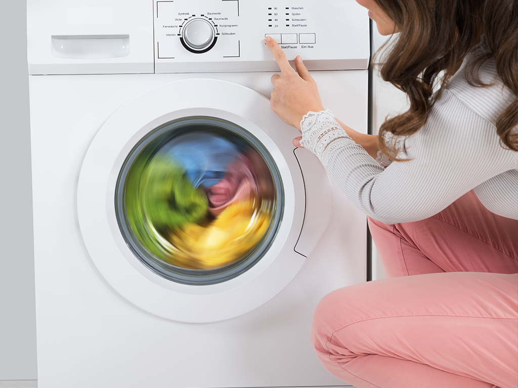 Usability Test, Frau bedient Waschtrockner