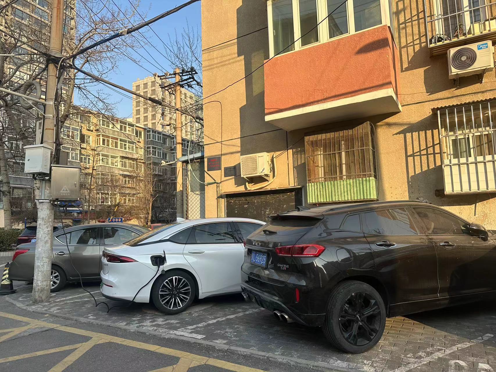 cars and charging pilar