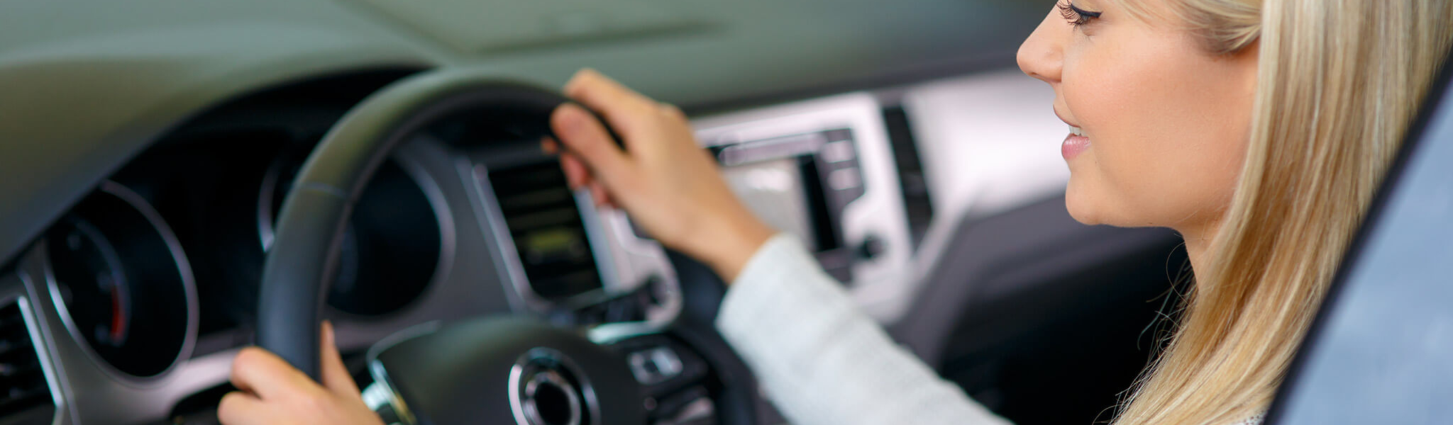 Auto fahren, Frau am Steuer