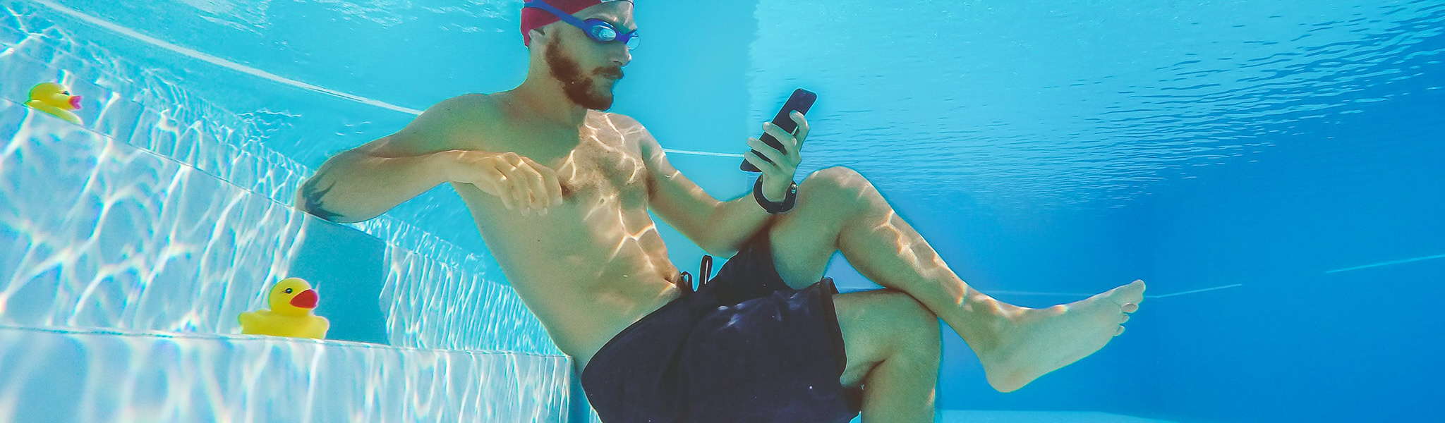Consumer Research, Konzepttest, Mann testet Smartphone Unterwasser