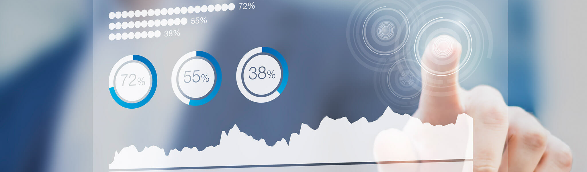 Data Consulting, Dashboards, Mann tippt auf Dashboard