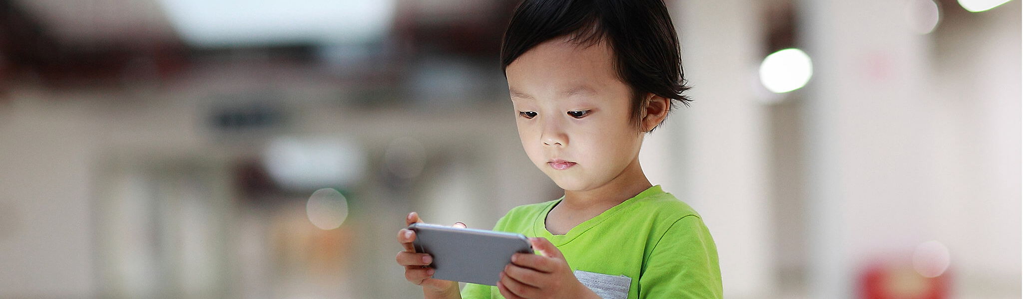 Chinesisches Kind mit Smartphone