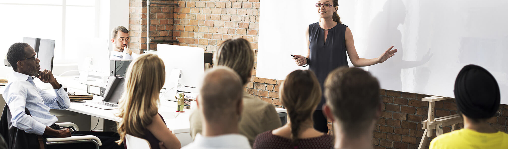 Frau haelt ein Seminar