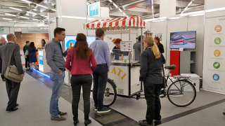 Research und Results 2017, Stand Spiegel Institut, Eisfahrrad, Besucher