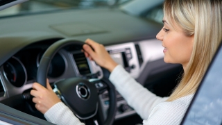 Auto fahren, Frau am Steuer