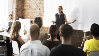 Frau haelt ein Seminar